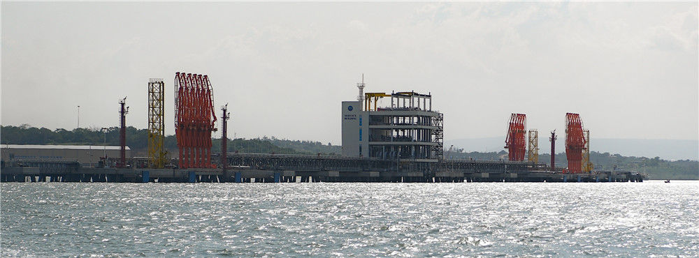 这是1月6日拍摄的肯尼亚蒙巴萨油码头。新华社记者 李琰 摄